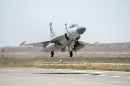 Военные лётчики выполнили задачи по боевому маневрированию на самолётах JF-17C, Су-25МЛ и Л-39 — ФОТО 