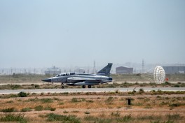 Военные лётчики выполнили задачи по боевому маневрированию на самолётах JF-17C, Су-25МЛ и Л-39 — ФОТО 