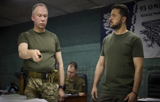 FT: Зеленский рассматривает возможность отставки главнокомандующего ВСУ Сырского