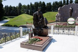 По случаю 22 июля — Дня национальной прессы посещена Аллея почётного захоронения — ФОТО 