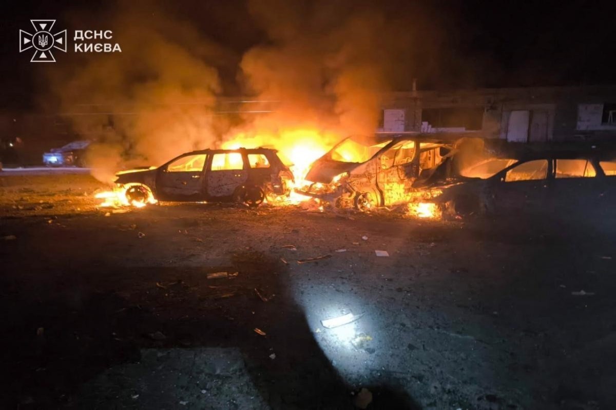 Россия этой ночью нанесла удар по Киеву, в жилых домах начались пожары