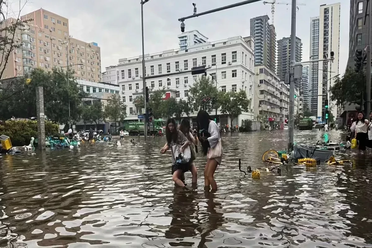 В Китае произошло сильное наводнение, 10 человек погибли, десятки пострадали