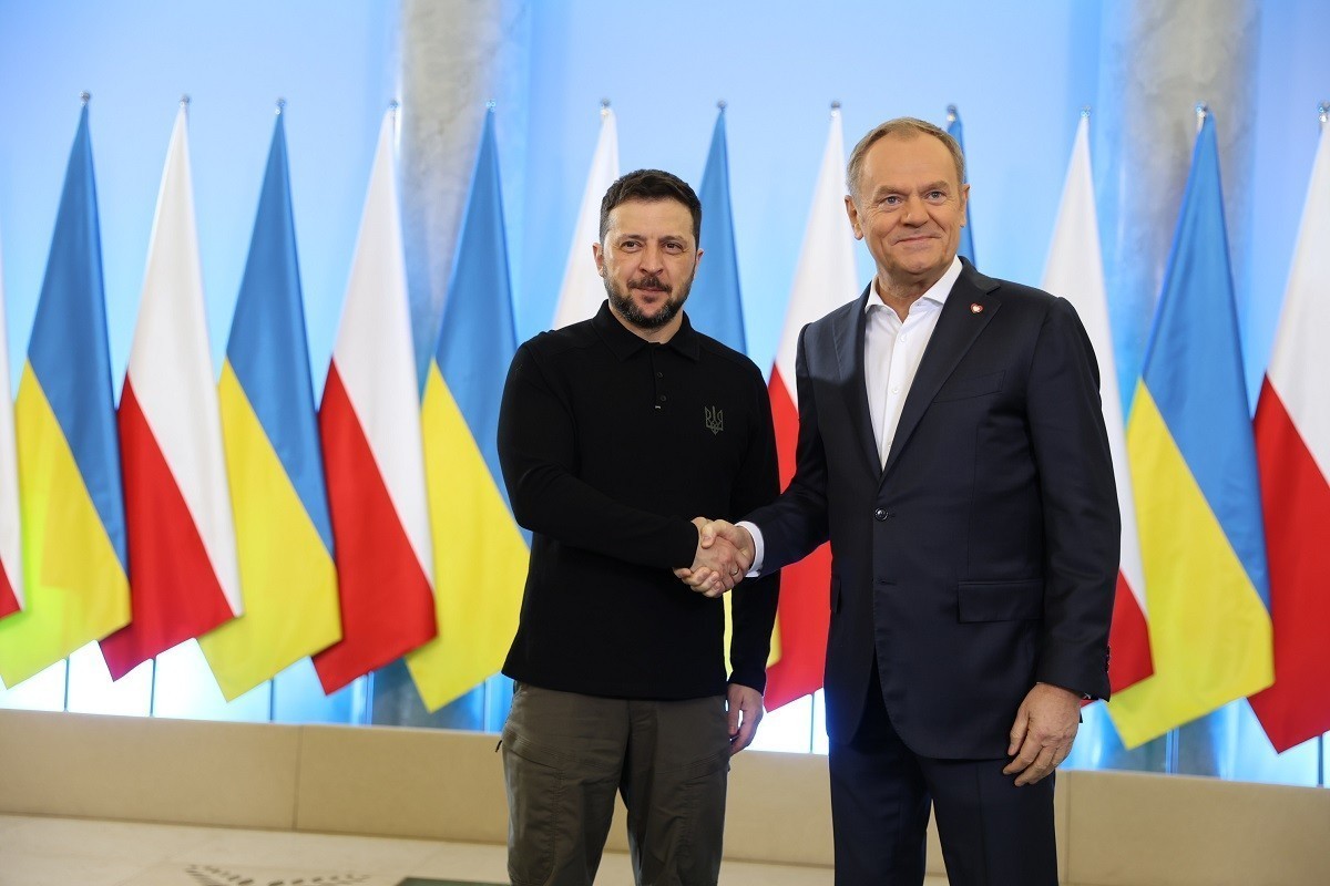 Зеленский обсудил с Туском безопасность украинцев в Польше и исторические споры