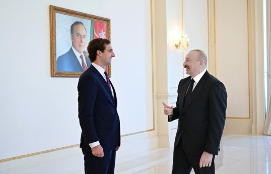 Президент Ильхам Алиев продемонстрировал помощнику государственного секретаря США памятный подарок, преподнесенный Президентом Дональдом Трампом