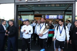 Сборная Азербайджана по мини-футболу, ставшая чемпионом Европы, вернулась на Родину - ОБНОВЛЕНО 