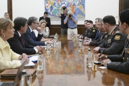 Президент Сербии принял министра обороны Азербайджана