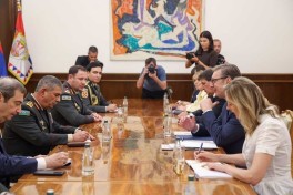 Президент Сербии принял министра обороны Азербайджана