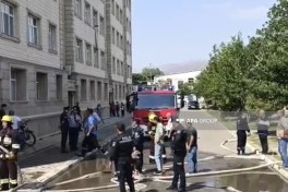В Джульфе произошёл пожар в жилом доме, пострадали женщина и её малолетний ребёнок — ФОТО 
