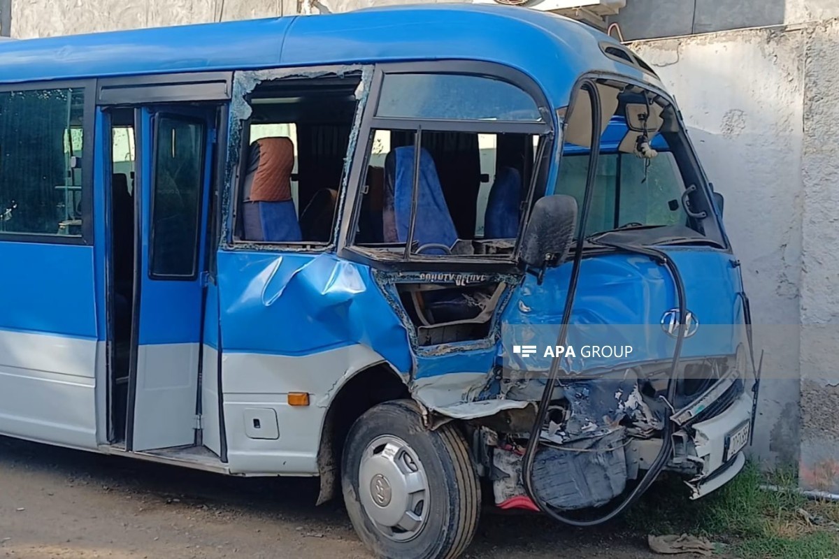 В Гяндже пассажирский автобус столкнулся с автомобилем, пострадали 8 человек -<span class="red_color">ФОТО