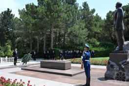 Президент Туркменистана посетил могилу Общенационального лидера Гейдара Алиева-ФОТО 