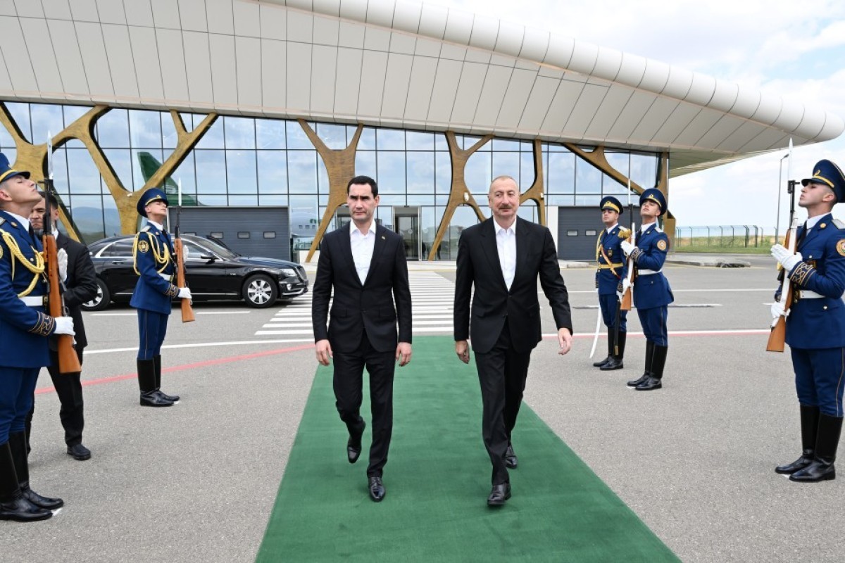 На страницах Президента в соцсетях опубликован видеоролик о визите Сердара Бердымухамедова в Азербайджан-<span class="red_color">ВИДЕО