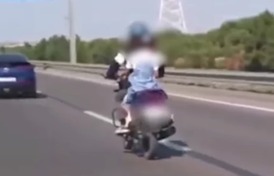 В Баку задержан мотоциклист, перевозивший своего ребёнка с нарушением правил безопасности