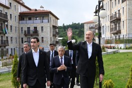 Президенты Азербайджана и Туркменистана посетили первый жилой комплекс, построенный в Шуше