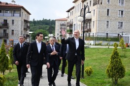 Президенты Азербайджана и Туркменистана посетили первый жилой комплекс, построенный в Шуше