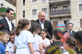 Президенты Азербайджана и Туркменистана посетили первый жилой комплекс, построенный в Шуше