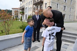 Президенты Азербайджана и Туркменистана посетили первый жилой комплекс, построенный в Шуше