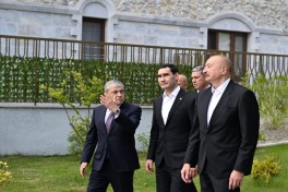 Президенты Азербайджана и Туркменистана посетили первый жилой комплекс, построенный в Шуше