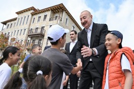 Президенты Азербайджана и Туркменистана посетили первый жилой комплекс, построенный в Шуше