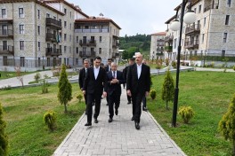 Президенты Азербайджана и Туркменистана посетили первый жилой комплекс, построенный в Шуше