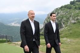 Президенту Туркменистана подарили карабахского скакуна