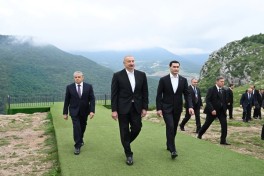 Президенту Туркменистана подарили карабахского скакуна