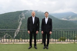 Президенту Туркменистана подарили карабахского скакуна