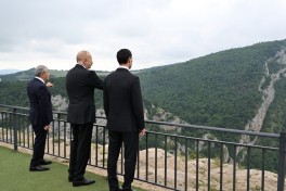 Президенту Туркменистана подарили карабахского скакуна