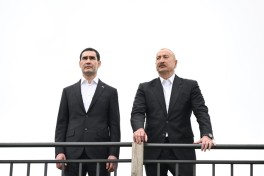 Президенту Туркменистана подарили карабахского скакуна