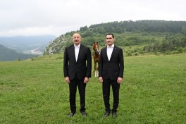 Президенту Туркменистана подарили карабахского скакуна