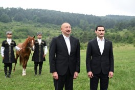 Президенту Туркменистана подарили карабахского скакуна