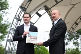 Президенту Туркменистана подарили карабахского скакуна