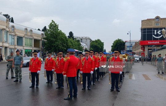 В Гяндже проходит шествие в сопровождении военных оркестров-ФОТО 