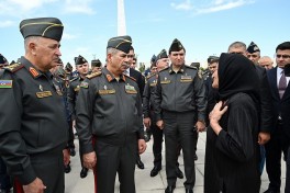 Руководство Минобороны посетило Аллею почётного захоронения, Парк Победы и Военное мемориальное кладбище