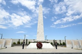 Руководство Минобороны посетило Аллею почётного захоронения, Парк Победы и Военное мемориальное кладбище
