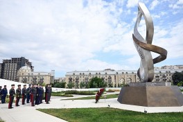 Руководство Минобороны посетило Аллею почётного захоронения, Парк Победы и Военное мемориальное кладбище