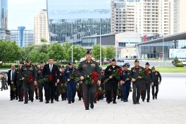 Руководство Минобороны посетило Аллею почётного захоронения, Парк Победы и Военное мемориальное кладбище