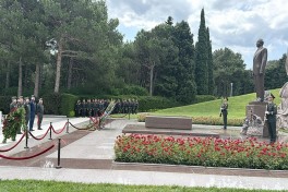 Руководство Минобороны посетило Аллею почётного захоронения, Парк Победы и Военное мемориальное кладбище