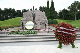 Руководство Минобороны посетило Аллею почётного захоронения, Парк Победы и Военное мемориальное кладбище