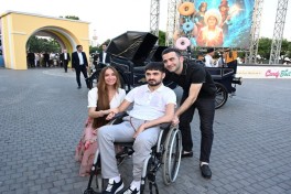 Лейла Алиева и Арзу Алиева посетили летний фестиваль CandyFest и посмотрели шоу цирка на воде «Волшебная жемчужина»-ФОТО 