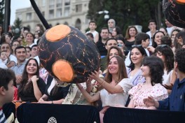 Лейла Алиева и Арзу Алиева посетили летний фестиваль CandyFest и посмотрели шоу цирка на воде «Волшебная жемчужина»-ФОТО 