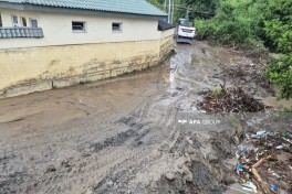 В Габале после ливней сель затопил дворы домов, движение на дорогах ограничено