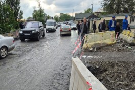 В Габале после ливней сель затопил дворы домов, движение на дорогах ограничено