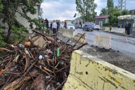 В Габале после ливней сель затопил дворы домов, движение на дорогах ограничено
