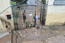 В Габале после ливней сель затопил дворы домов, движение на дорогах ограничено