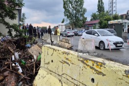 В Габале после ливней сель затопил дворы домов, движение на дорогах ограничено