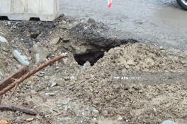 В Габале после ливней сель затопил дворы домов, движение на дорогах ограничено