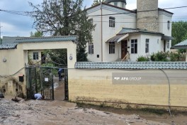 В Габале после ливней сель затопил дворы домов, движение на дорогах ограничено
