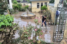 В Габале после ливней сель затопил дворы домов, движение на дорогах ограничено