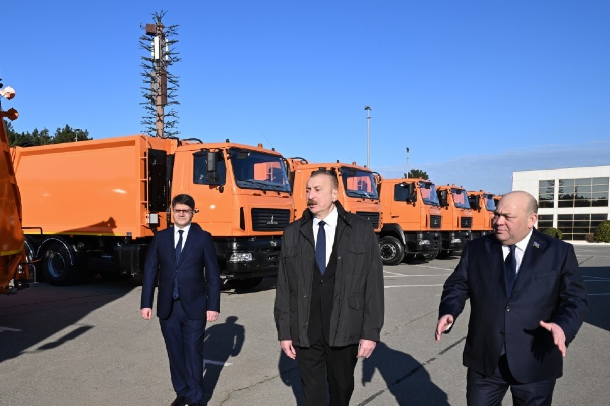 Президент Ильхам Алиев в Баку ознакомился с техникой для перевозки бытовых отходов