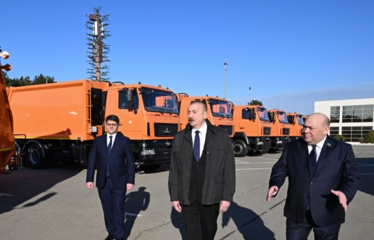 Президент Ильхам Алиев в Баку ознакомился с техникой для перевозки бытовых отходов